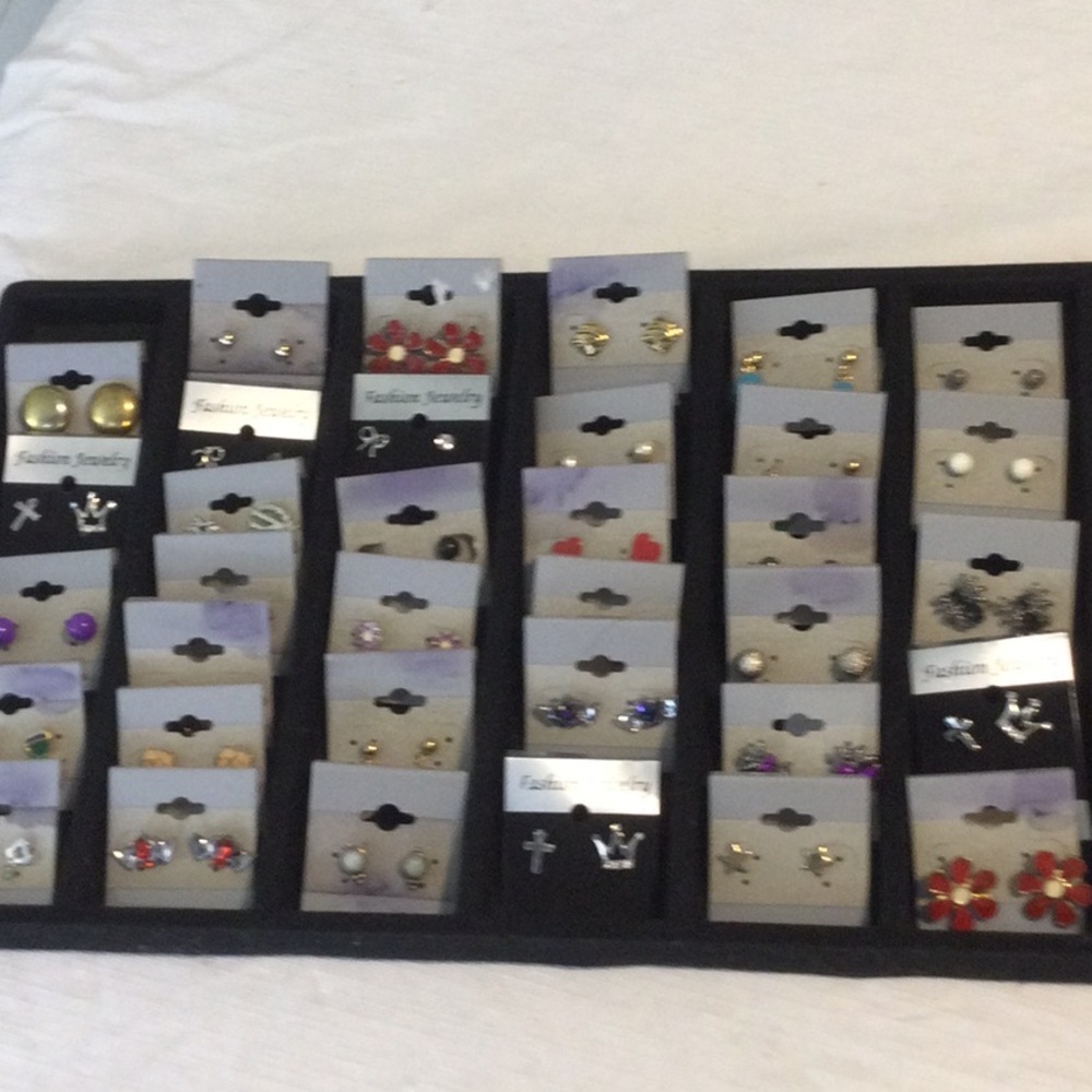 Assorted Fashion Jewelry Earrings 35 Pc.    #25